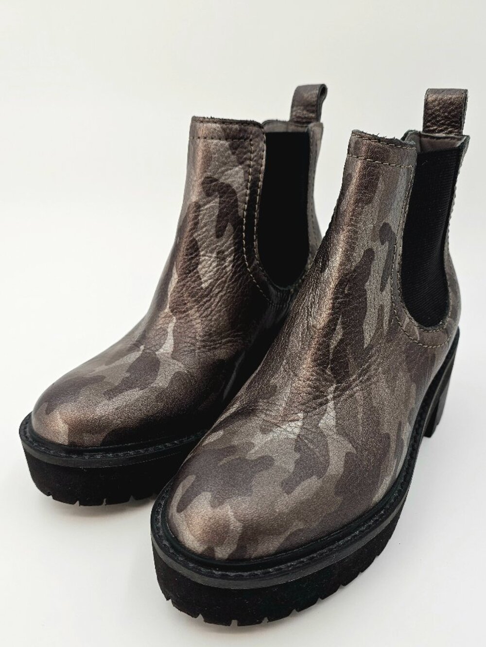 Linea Paolo Metallic Gray Camo Chelsea Ankle Lug Sole Boots Women's Size 6M